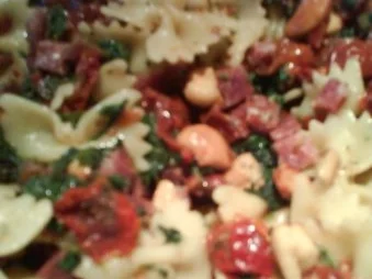 Rezept: Nudelsalat mit getrockneten Tomaten und Blattspinat Bild Nr. 3 Nudelsalat mit getrockneten Tomaten und Blattspinat - Rezept - Bild Nr. 3