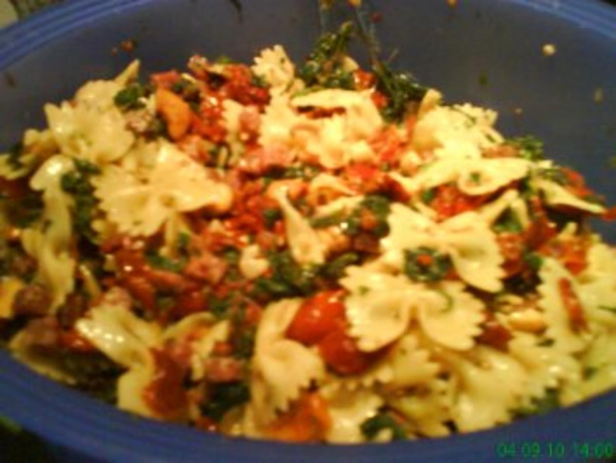 Nudelsalat mit getrockneten Tomaten und Blattspinat - Rezept
