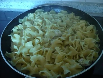 Rezept: Basilikum-Huhn mit Bandnudeln Basilikum-Huhn mit Bandnudeln - Rezept