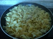 Rezept: Basilikum-Huhn mit Bandnudeln Basilikum-Huhn mit Bandnudeln - Rezept