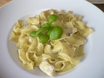 Rezept: Basilikum-Huhn mit Bandnudeln Bild Nr. 2 Basilikum-Huhn mit Bandnudeln - Rezept - Bild Nr. 2