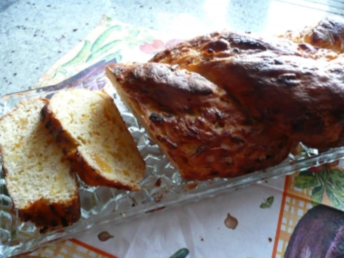 Ostern Hefezopf mit Aprikosen und Mandeln - Rezept - kochbar.de