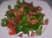 Rezept: Feldsalat mit Speckwürfel und karamelisierten Walnusskernen Feldsalat mit Speckwürfel und karamelisierten Walnusskernen - Rezept