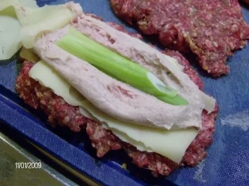 Rezept: Großes Rinderhack-Pflanzerl gefüllt Großes Rinderhack-Pflanzerl gefüllt - Rezept