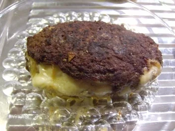 Rezept: Großes Rinderhack-Pflanzerl gefüllt Großes Rinderhack-Pflanzerl gefüllt - Rezept