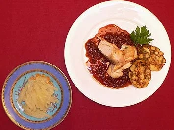 Rezept: Springbock-Crêpinette mit Brezenknödeln und Kohlrabigemüse Springbock-Crêpinette mit Brezenknödeln und Kohlrabigemüse - Rezept