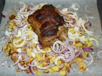 Rezept: Was herzhaftes aus dem Backofen: Spießbraten mit Petersilien-Zwiebel-Kartoffeln Was herzhaftes aus dem Backofen: Spießbraten mit Petersilien-Zwiebel-Kartoffeln - Rezept