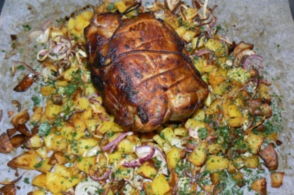 Was herzhaftes aus dem Backofen: Spießbraten mit Petersilien-Zwiebel-Kartoffeln - Rezept