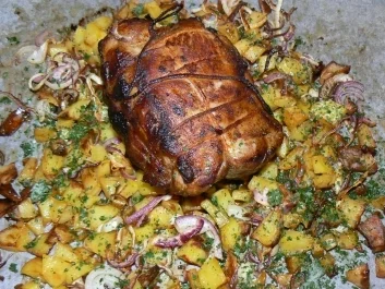 Rezept: Was herzhaftes aus dem Backofen: Spießbraten mit Petersilien-Zwiebel-Kartoffeln Was herzhaftes aus dem Backofen: Spießbraten mit Petersilien-Zwiebel-Kartoffeln - Rezept