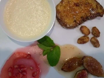 Armer Ritter mit gebrannten Mandeln an Schokosüppchen mit Feigen - Rezept