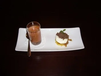 Rezept: Gazpacho mit Kartoffelplätzchen und Oliventatar Gazpacho mit Kartoffelplätzchen und Oliventatar - Rezept