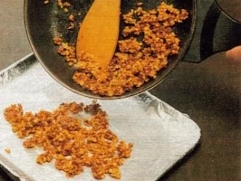 Mandelbiskuitrolle mit Amaretto-Krokant - Rezept