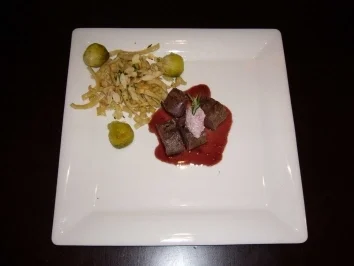 Tranchen vom Reh in Rotweinbutter mit Elsässer Nudeln und Rosenkohl - Rezept