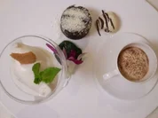 Lauwarmes Schokoküchlein an Espressogelee mit Schaum und Kokoskonfekt - Rezept