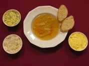 Consomme mit Einlage und Brot mit Griebenschmalz und Kräuterbutter - Rezept