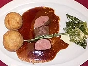 Lammcarré mit Briocheknödeln, Wirsing-Fleckerl und Meerrettich-Schaum - Rezept
