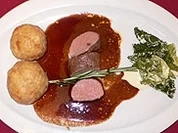 Lammcarré mit Briocheknödeln, Wirsing-Fleckerl und Meerrettich-Schaum - Rezept