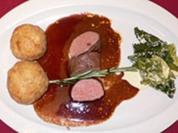Lammcarré mit Briocheknödeln, Wirsing-Fleckerl und Meerrettich-Schaum - Rezept