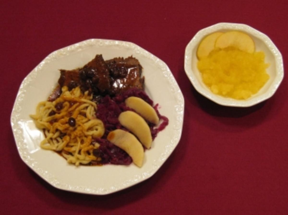 Bergischer Sauerbraten mit selbst gemachten Spätzle, Rotkohl und Apfelkompott - Rezept