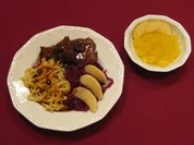 Bergischer Sauerbraten mit selbst gemachten Spätzle, Rotkohl und Apfelkompott - Rezept