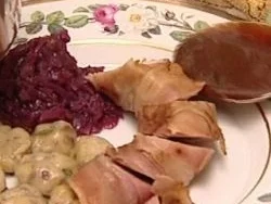 Rezept: Fasan im Speckmäntelchen m. Maronengnocchi und feinen Gemüsen Fasan im Speckmäntelchen m. Maronengnocchi und feinen Gemüsen - Rezept