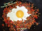 Zwischenmahlzeit: Spiegelei im Paprika-Speck-Zwiebel-Bett - Rezept