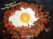 Zwischenmahlzeit: Spiegelei im Paprika-Speck-Zwiebel-Bett - Rezept