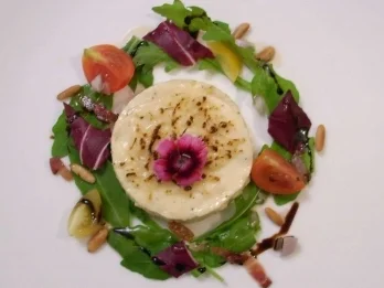 Creme brulee au parmesan auf Raukesalat - Rezept