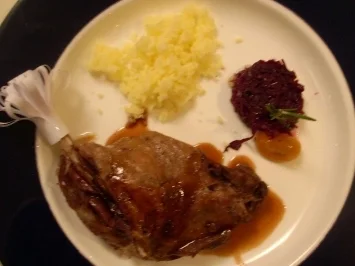 Gänseconfit an Weinjus dazu Apfelrotkohl und Schneekartoffeln - Rezept