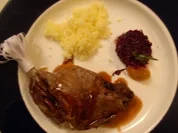 Rezept: Gänseconfit an Weinjus dazu Apfelrotkohl und Schneekartoffeln Gänseconfit an Weinjus dazu Apfelrotkohl und Schneekartoffeln - Rezept