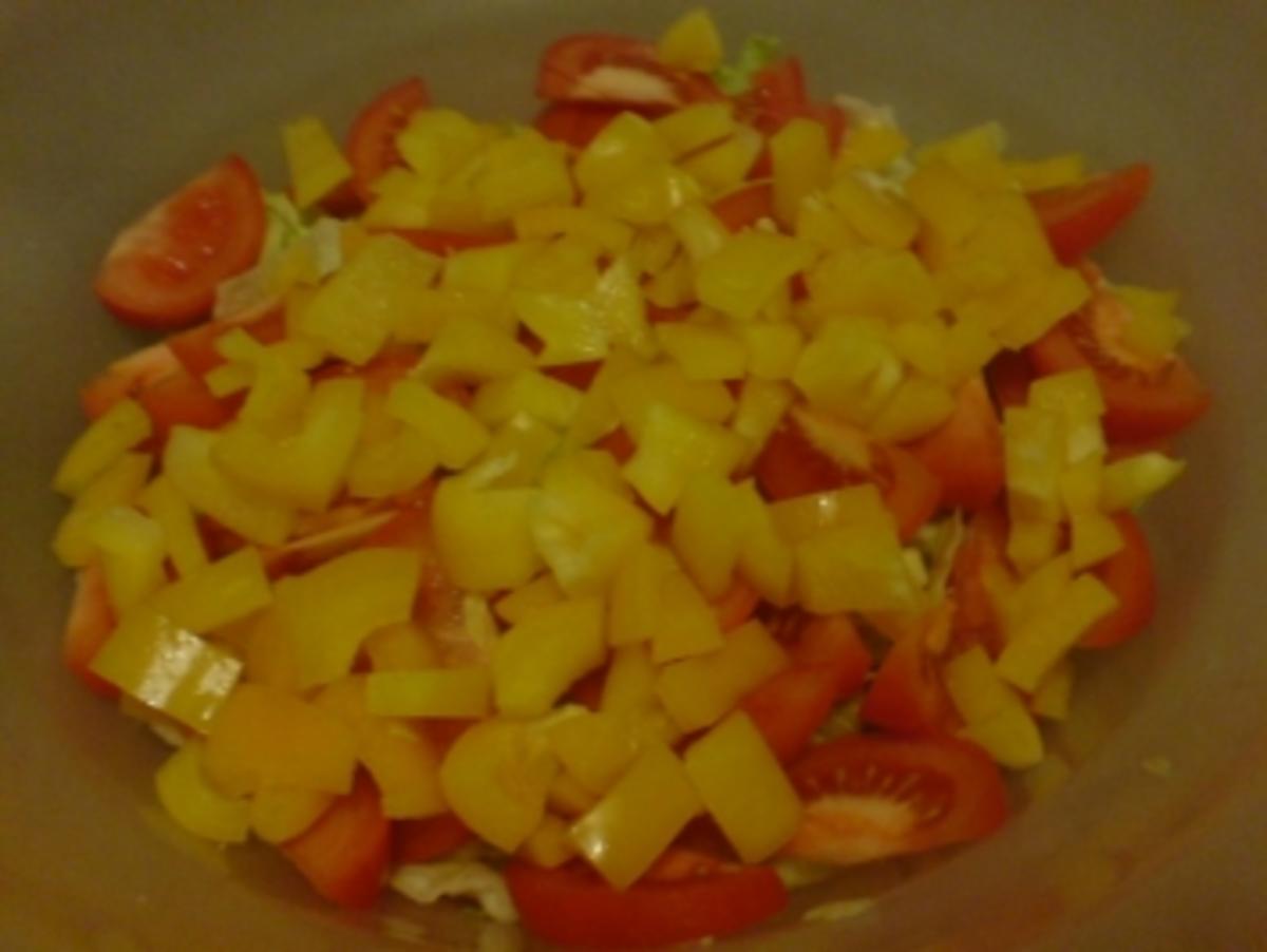 Bunter Salat mit Putenbruststreifen - Rezept