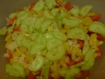 Bunter Salat mit Putenbruststreifen - Rezept