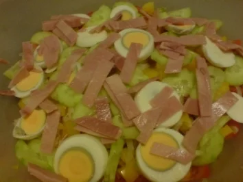 Bunter Salat mit Putenbruststreifen - Rezept