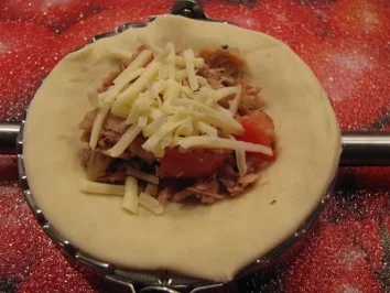 Rezept: Minicalzone mit drei verschiedenen Füllungen Minicalzone mit drei verschiedenen Füllungen - Rezept