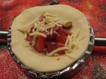 Rezept: Minicalzone mit drei verschiedenen Füllungen Minicalzone mit drei verschiedenen Füllungen - Rezept