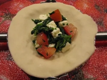 Rezept: Minicalzone mit drei verschiedenen Füllungen Minicalzone mit drei verschiedenen Füllungen - Rezept