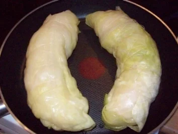 Fleischwurst in Kohlblättern - Rezept