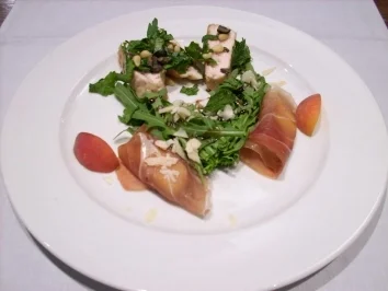 Rezept: Hühnerbrustfilet mit Oliven dazu Pfirsiche in Rohschinken und Rucola Hühnerbrustfilet mit Oliven dazu Pfirsiche in Rohschinken und Rucola - Rezept