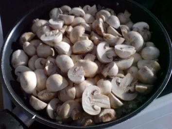 Champignons in Käse-Weißweinsoße - Rezept