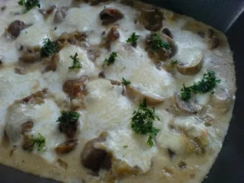 Champignons in Käse-Weißweinsoße - Rezept
