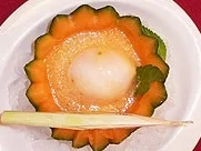 Hausgemachtes Zitronengrassorbet auf geeistem Melonensupperl - Rezept