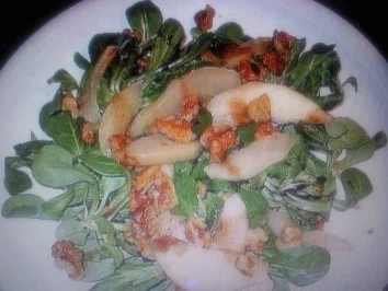 Feldsalat mit gebratenen Birnen und Walnüssen - Rezept