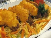 Überbackene Schweinskoteletts auf Gemüse - Rezept