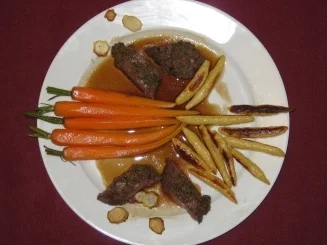 Rezept: Rehrückenfilet mit Gewürz-Kruste an Schupfnudeln und glasierten Karotten Rehrückenfilet mit Gewürz-Kruste an Schupfnudeln und glasierten Karotten - Rezept