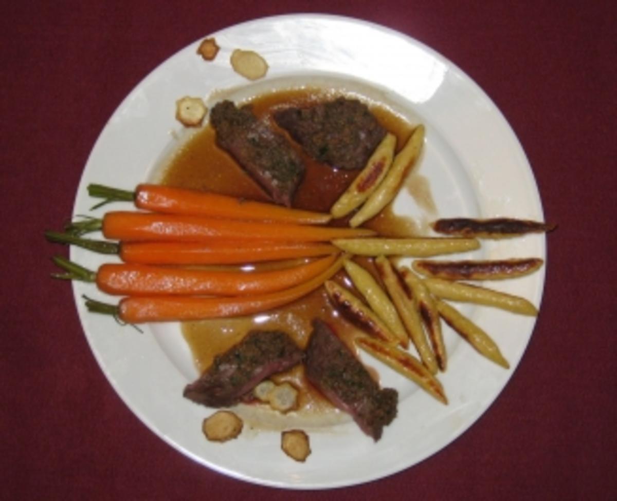 Rehrückenfilet mit Gewürz-Kruste an Schupfnudeln und glasierten ... Rehrückenfilet mit Gewürz-Kruste an Schupfnudeln und glasierten ...