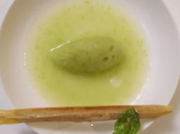 Rezept: Grünes Apfelsüppchen mit Nuss-Marzipan-Zigarre und Basilikum-Sorbet Grünes Apfelsüppchen mit Nuss-Marzipan-Zigarre und Basilikum-Sorbet - Rezept