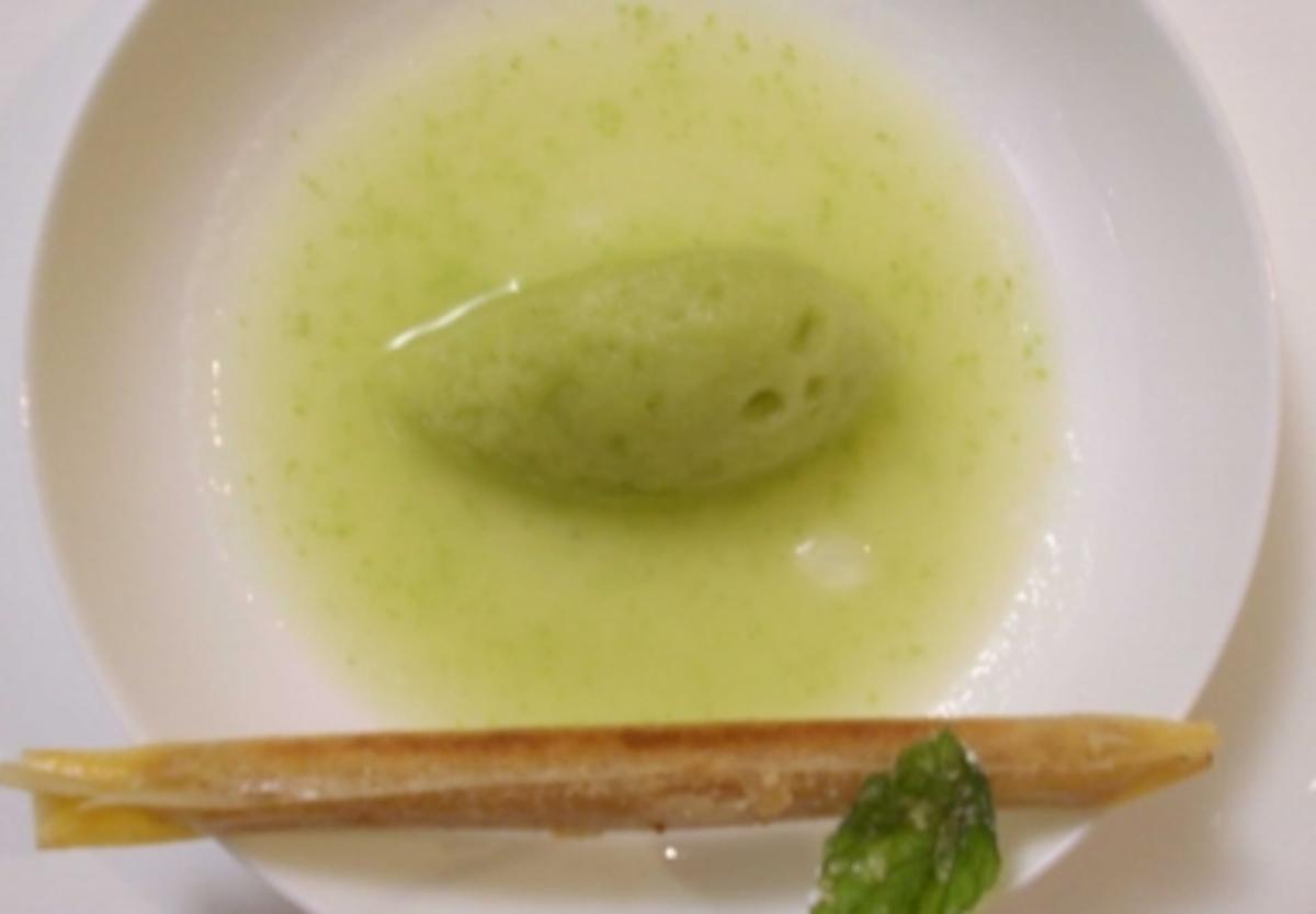 Grünes Apfelsüppchen mit Nuss-Marzipan-Zigarre und Basilikum-Sorbet ...