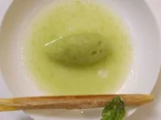 Rezept: Grünes Apfelsüppchen mit Nuss-Marzipan-Zigarre und Basilikum-Sorbet Grünes Apfelsüppchen mit Nuss-Marzipan-Zigarre und Basilikum-Sorbet - Rezept