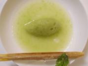 Grünes Apfelsüppchen mit Nuss-Marzipan-Zigarre und Basilikum-Sorbet - Rezept