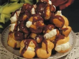 Profiteroles mit Schokoladesauce - Rezept